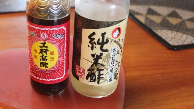 山东烧鸡,黑醋香醇但不够酸,加白醋是为了增加酸味。这道酱汁要酸、香、麻、辣都到位才够劲,所以不怕酸辣的,可斟酌多放一些。