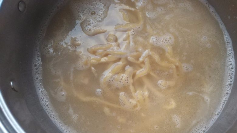 鲜虾胡萝卜面,锅里加入适量食用油,少量的盐(在水里加入盐,能防止面条沾锅),水开后加入面条。