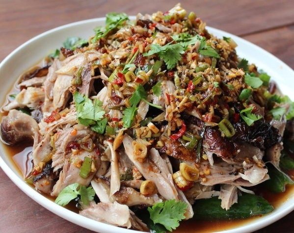 山东烧鸡,鸡丝熟烂,酱汁酸香醇辣,唇齿留味,让人一口接一口难以自拔。铺底小黄瓜,爽脆带着酱汁香味,中和鸡肉在口腔的刺激,让风味和口欲更能持续。