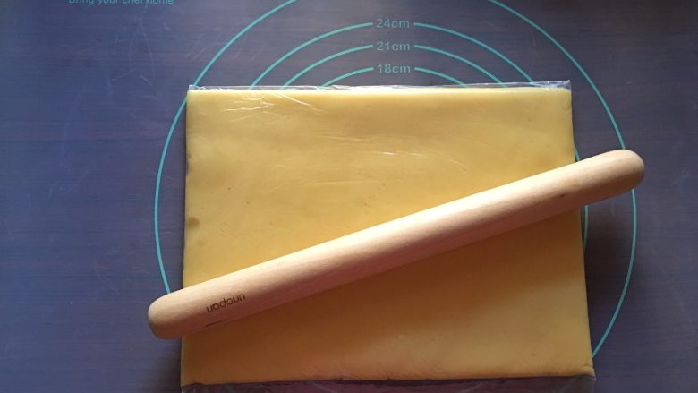 可爱印花饼干,将混合好的面团放入保鲜袋,用擀面杖擀成薄片放入冰箱冷藏1小时