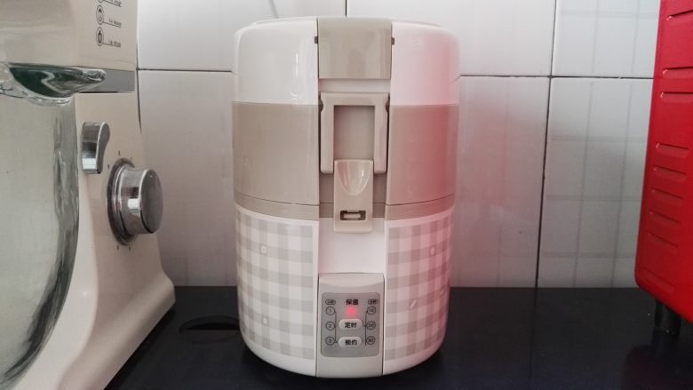 杂粮粥,把不锈钢容器放入机体内,盖上盖,两边扣上。插上电源,按定时键6次,灯10、20、30都亮,表示煮粥时间为60分钟。