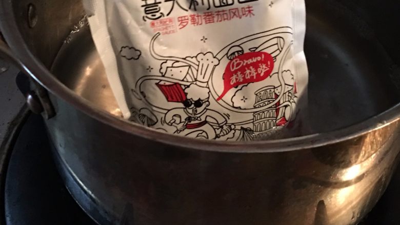 田园干果全麦螺旋面,煮一锅沸水,将cook100<a style='color:red;display:inline-block;' href='/shicai/ 12045'>意大利面酱</a>连袋加热3分钟