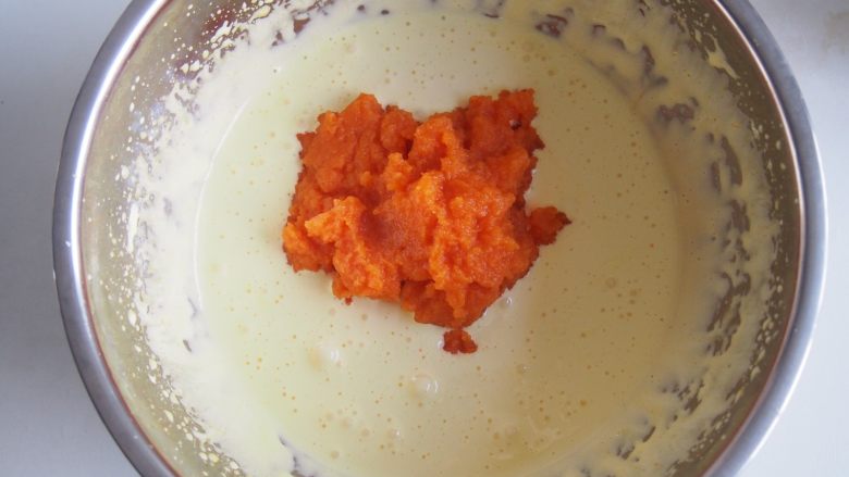 胡萝卜小蛋糕,加入<a style='color:red;display:inline-block;' href='/shicai/ 11198'>胡萝卜泥</a>,搅拌均匀。
