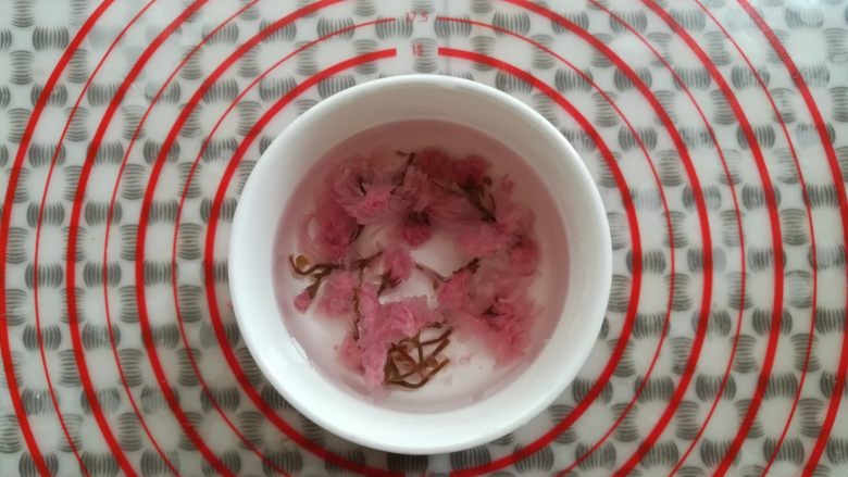 苹果酥,装饰的盐渍樱花用水洗一下,再泡水2小时左右