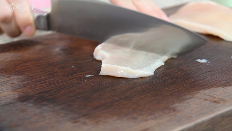 香煎鸡排饭,用刀背在肉的两面轻剁,能让肉质口感更嫩。