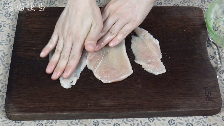 香煎鸡排饭,撒上适量的盐、<a style='color:red;display:inline-block;' href='/shicai/ 720'>胡椒粉</a>,用手抹均匀。