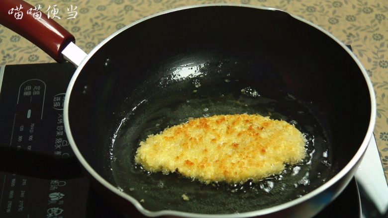 香煎鸡排饭,煎至一面变黄后翻面,煎另一面。