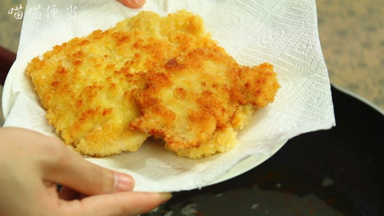香煎鸡排饭,煎至两面都变成略深的金黄色,就起锅了;盘子上放一张厨房纸,可以把鸡排表面多余的油吸掉。