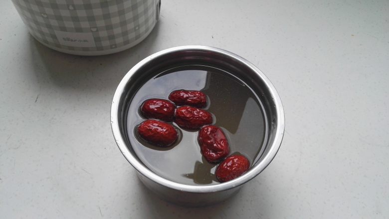 红枣小米粥 ,在不锈钢容器中加入800g <a style='color:red;display:inline-block;' href='/shicai/ 156925'>水</a>.