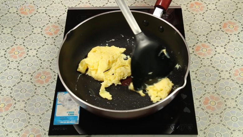 西红柿炒蛋,用铲子把鸡蛋炒开,待所有蛋液凝固后,用铲子切成块,马上盛起,不要炒太老。