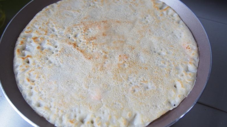 虾仁芝麻鸡蛋饼,待面糊变色后翻面,继续煎至金黄色