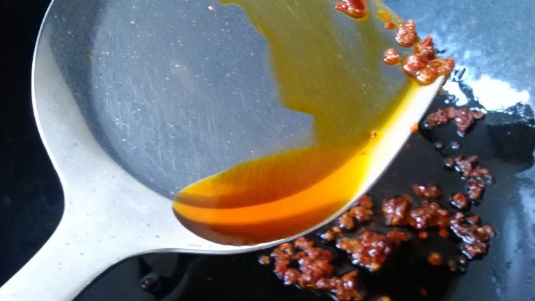 粉蒸排骨,豆瓣酱炒出香味,并出红油即可关火备用