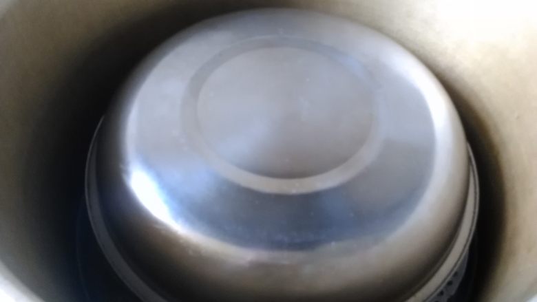 粉蒸排骨,为了预防蒸气水进入碗里,我用不锈钢盘盖住了碗口,之后盖上锅盖开中大火,上气后蒸制50分钟即可,蒸好后不要立即开盖,要等消气后才可取阀揭盖