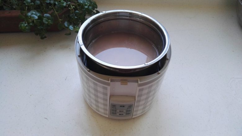 红粳米饭 ,把米全部放进最大的不锈钢容器中,加入适量的清水,把不锈钢容器放入机体内。