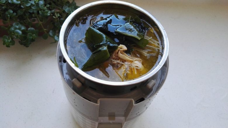 红粳米饭 ,放上中间格层,放入菜盒(鸡汤、粉条、裙带菜、豆制品、盐、调料等)