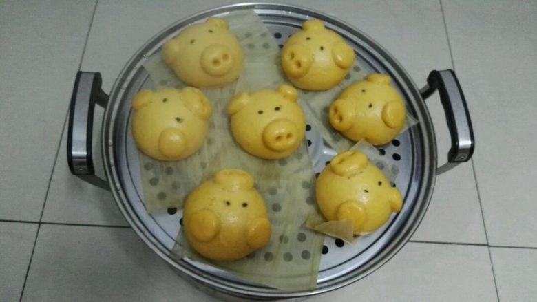 南瓜黄金招财猪馒头,看着生坯明显变大,轻盈了,打火,大火烧开转中大火蒸十八分钟关火,焖五分钟掀盖取出(天冷锅内外温差大,可先用筷子支个缝跑跑气再掀盖,防止馒头遇