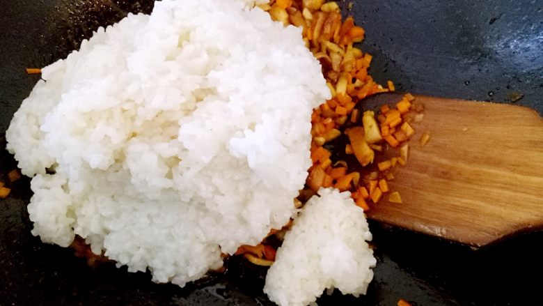 豆油皮糯米卷,这个调味料的量要算上白糯米饭的哈,要不卷起来没味道哈)