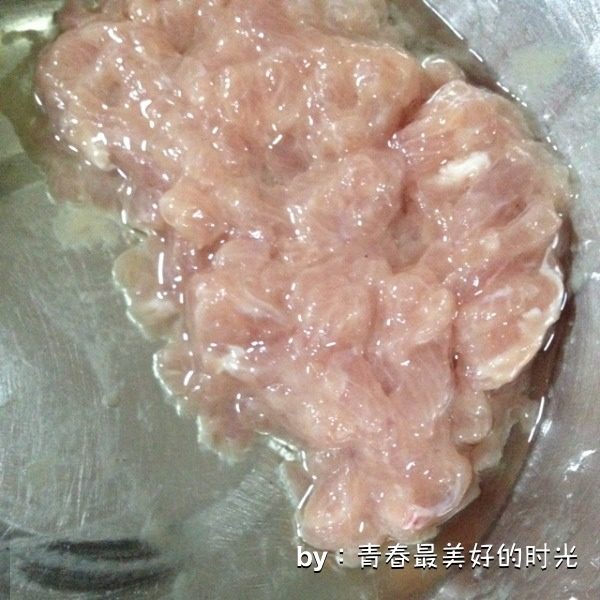 京酱肉丝,里脊肉洗净改刀成丝，加盐，<a style='color:red;display:inline-block;' href='/shicai/ 717'>味精</a>，<a style='color:red;display:inline-block;' href='/shicai/ 718'>料酒</a>，<a style='color:red;display:inline-block;' href='/shicai/ 720'>胡椒粉</a>，水淀粉拌匀上浆。