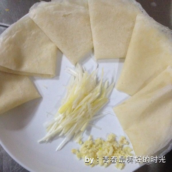 京酱肉丝,京葱改刀成5厘米丝，<a style='color:red;display:inline-block;' href='/shicai/ 4696'>春卷皮</a>微波炉加热备用