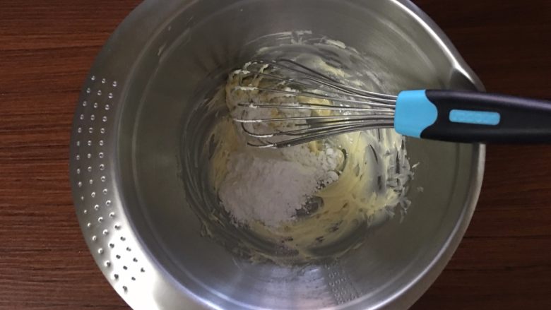 幸福奶酥饼干,软化的黄油加入糖粉、盐,用手动打蛋器搅拌至顺滑