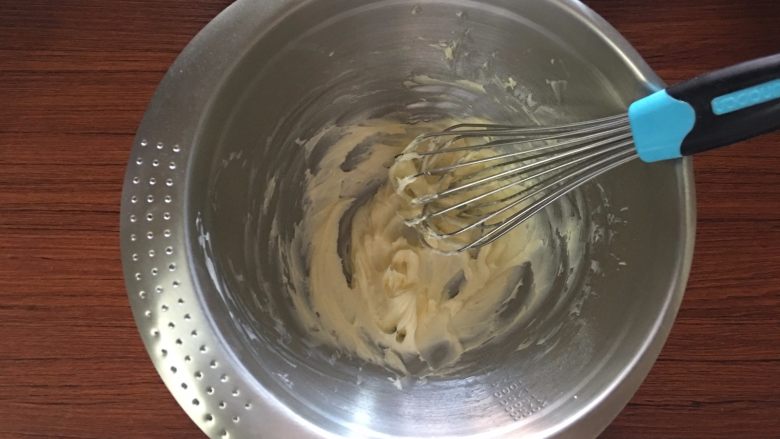 幸福奶酥饼干,加入糖粉,使用手动打蛋器搅拌均匀无颗粒