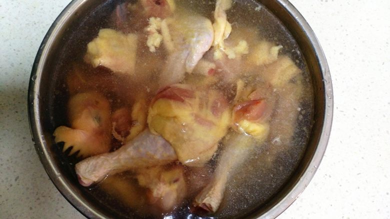 香菇鸡汤,把砍好的鸡肉,放在一个小盆里注入清水。让鸡肉的血水泡出来。