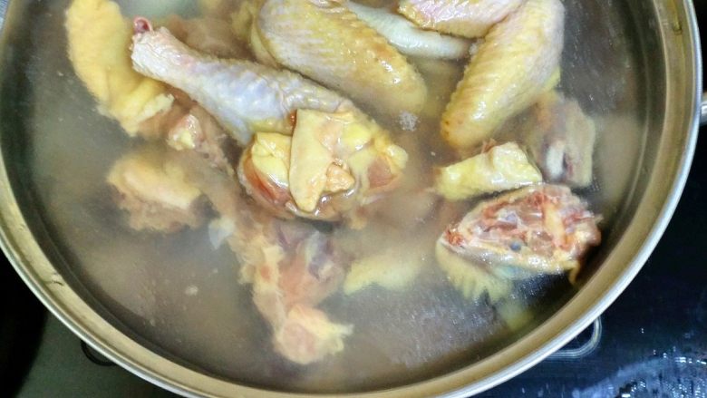 香菇鸡汤,把泡一会的鸡肉捞出,放在锅里加入清水烧开。