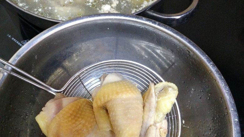 香菇鸡汤,把煮好的鸡肉捞出,不要汤。