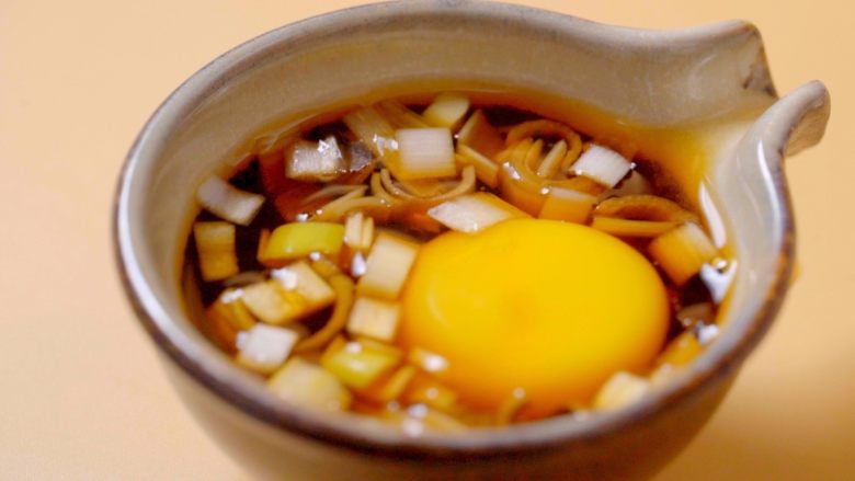 快手日式荞麦冷面!,打入一个可生食鸡蛋,加入冰块、<a style='color:red;display:inline-block;' href='/shicai/ 706'>芥末</a>,搅拌均匀