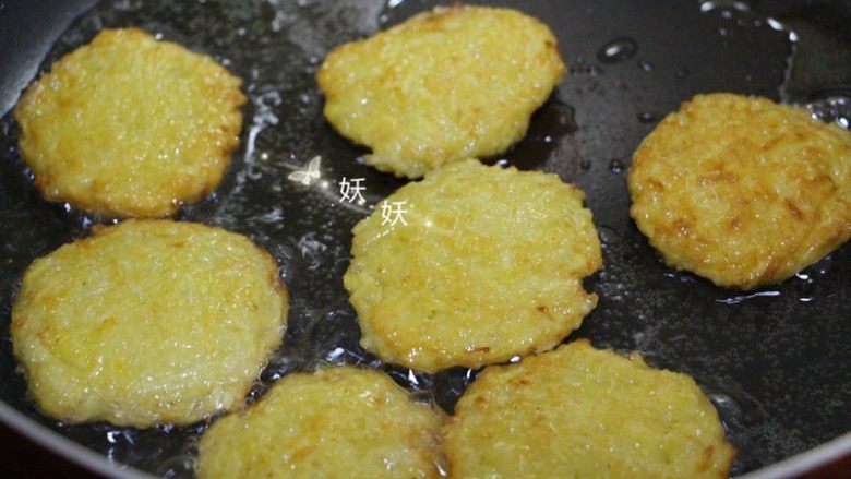 土豆小饼,用手团成圆球,压扁,放入油锅煎炸,两面煎熟即可