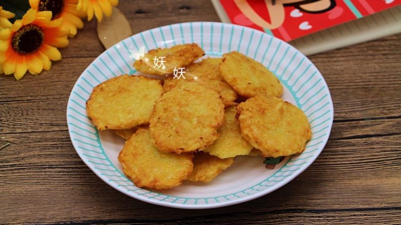 土豆小饼,鸡蛋我用到土鸡蛋,成品颜色非常漂亮,金黄金黄的,一点也不油腻,一口气吃掉十个没问题!