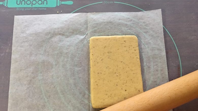 西班牙传统小饼,用擀面杖将面团擀成厚1cm的长方形饼皮,盖保鲜膜放入冰箱冷藏30分钟