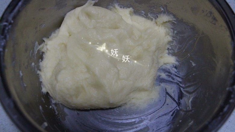 Q弹麻薯包,先用刮刀混合均匀,然后戴上一次性手套,揉成有弹性的面团,手套要戴,不然会很粘手。