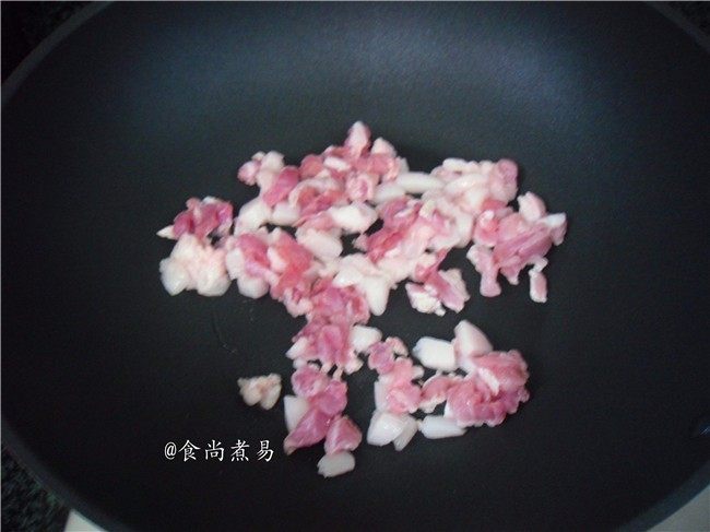 广式芋头糕,热锅,倒入五花肉煸炒出油脂