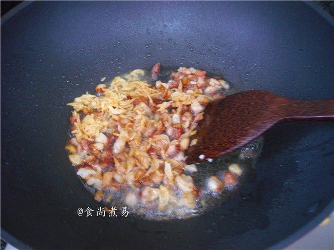 广式芋头糕,炒至五花肉焦黄色后,倒入虾皮煸香