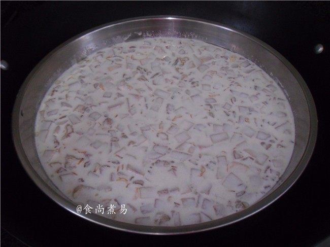 广式芋头糕,将混合好的米糊倒入蒸盆中,放入蒸锅的蒸架上,遮上锅盖,隔水大火蒸40分钟