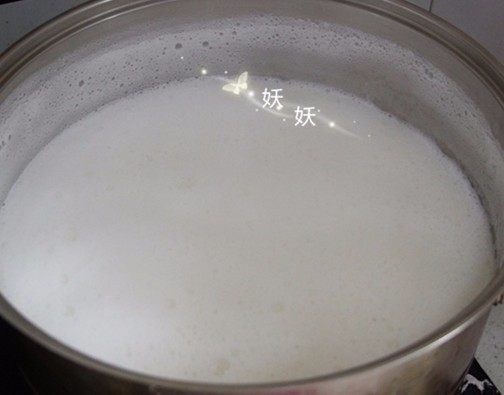 滑嫩豆花,开火,煮沸,豆浆会很快溢出来,搅拌一下,这是正常现象,溢锅做出来的豆花才好吃。大约煮3到5分钟,豆浆一定要充分煮熟。