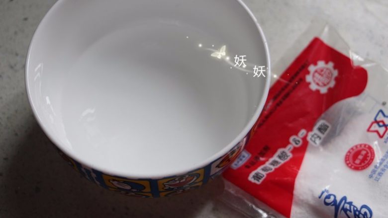 滑嫩豆花,内酯用大约2,3十度的温开水搅拌均匀后,倒入做豆腐花的容器内。内酯在调味品商店能买到,如果附近没有,可以选择网购。