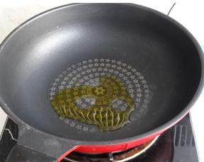 冰糖肘子,锅中倒少许油,烧3成热