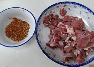 孜然羊肉,羊肉切1厘米见方的小颗粒