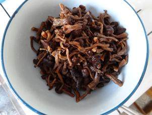 小鸡炖蘑菇 ,泡好的蘑菇用水清洗几遍,去掉杂质,剪掉蘑菇根