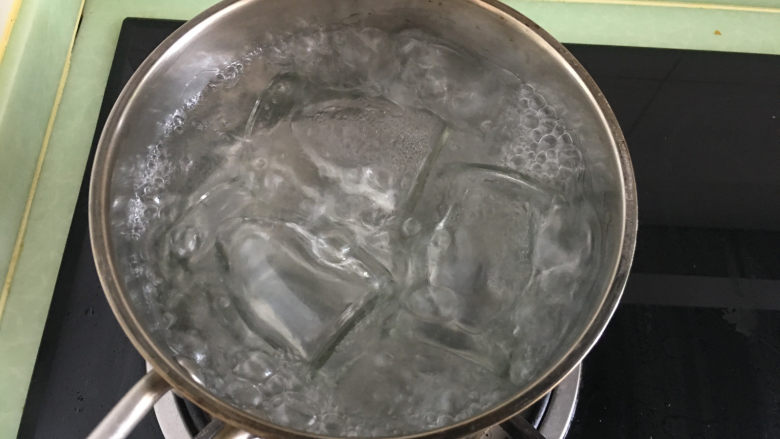 自制樱桃果酱,另取一锅,放入清水,将清水煮沸后将放果酱的容器放入沸水中进行高温消毒。