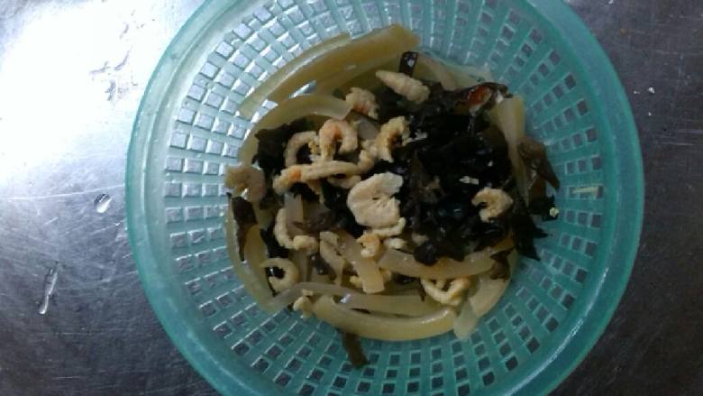 海鲜粉丝,<a style='color:red;display:inline-block;' href='/shicai/ 233'>木耳</a>切丝和泡好的<a style='color:red;display:inline-block;' href='/shicai/ 289'>虾米</a>