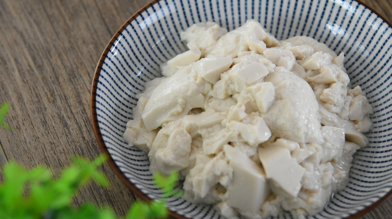 豆腐这样做,洁白细腻,麻辣鲜香!,将豆腐叠入盘内