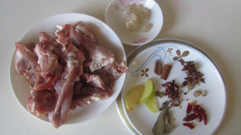 红烧鸭锁骨,准备好原材料;