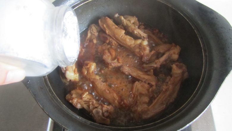 红烧鸭锁骨,大火收汁, 加入适量的盐调味,盛入盘中。