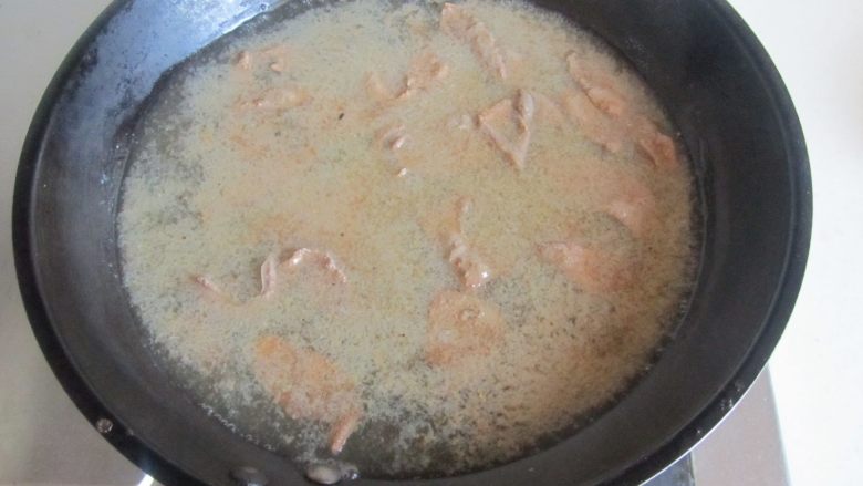 杭椒溜猪尖,猪肝烫变色后关火沥干水分备用(家里制作无须如外面饭店用油滑, 这样做少油更健康);