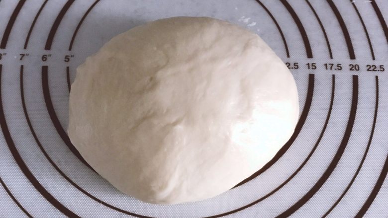 乳酪橙皮金钱小面包,揉好的面团取出,加盖保鲜膜松弛15分钟。