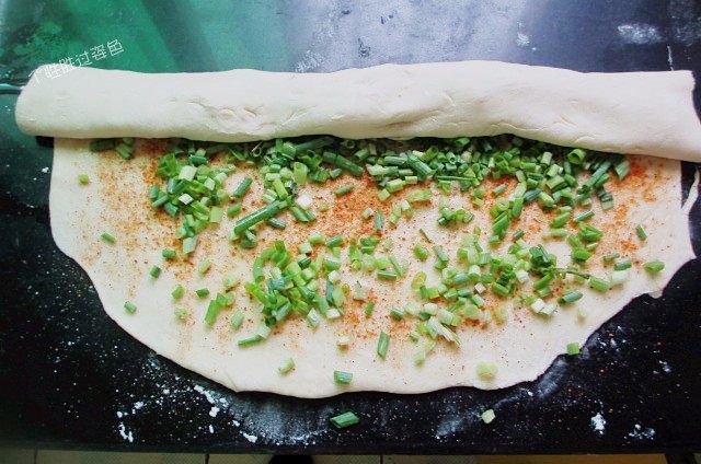 香辣葱花 花卷,从上到下面慢慢卷起来,如图所示
