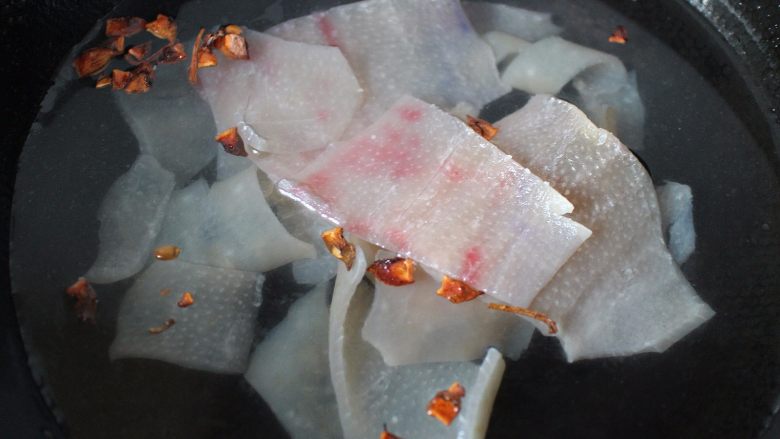 麻辣猪皮冻,将去除完油脂的猪皮重新冷水下锅。锅内加入适量的<a style='color:red;display:inline-block;' href='/shicai/ 718'>料酒</a>和八角,煮10分钟即可